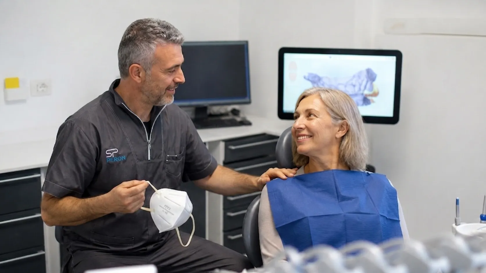 piorrea-denti-che-si-muovono Il Dr. Cristian Peron durante una visita parodontale allo Studio Dentistico Peron di Torrazza Piemonte